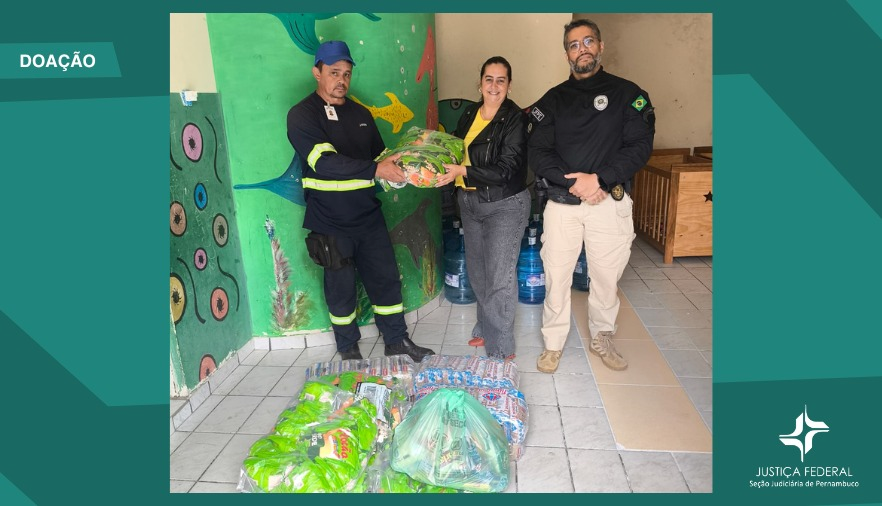 Foto: Servidores da Subseção de Garanhuns fazem entrega das doações à representante da instituição 