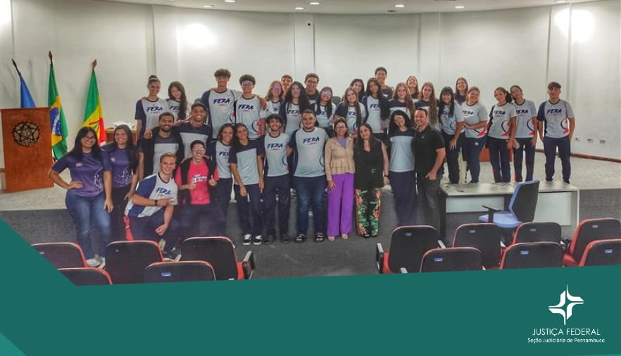 Foto posada dos estudantes, magistrada e servidores da subseção 