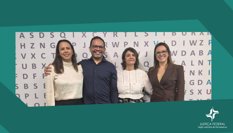 Foto servidor com familiares e diretora do Foro da JFPE