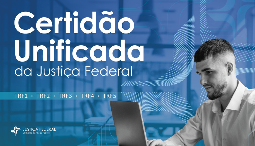 Homem de frente para tela de notebook em fundo azul com texto Certidão Unificada da Justiça Federal 