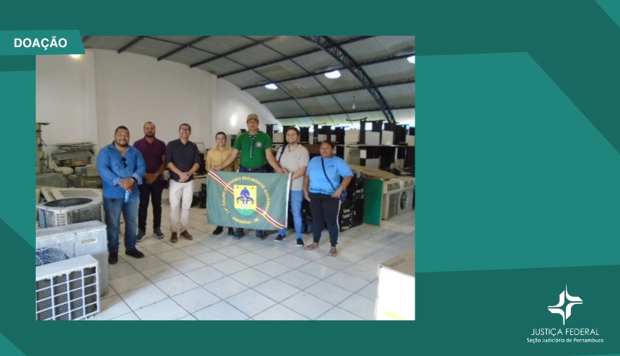 Imagem com fundo verde, mostra pessoas em pé segurando uma bandeira