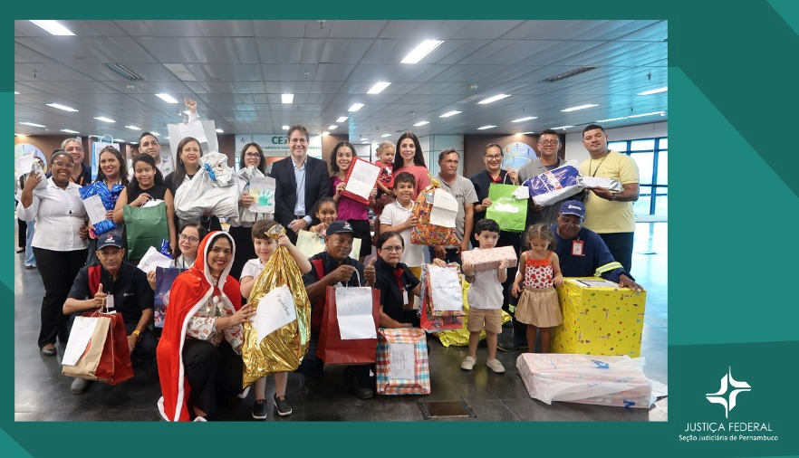 Foto com fundo verde mostra pessoas em pé com presentes de Natal