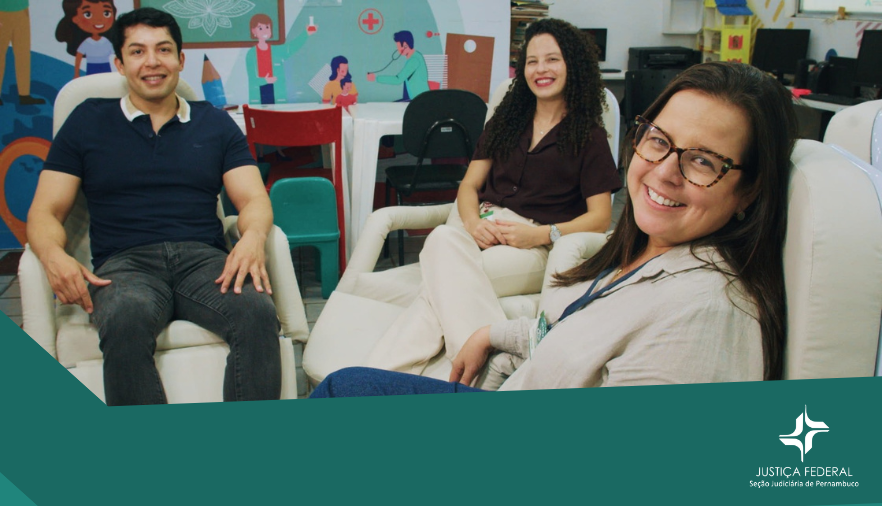 Foto servidor da JFPE no HCP realiza entrega das poltronas 