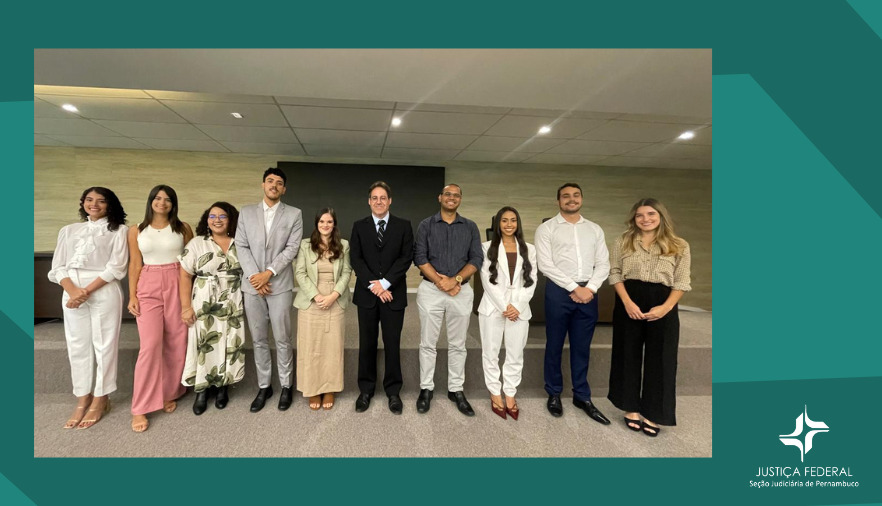 Foto dos servidores empossados. Ao centro, o juiz diretor do Foro 