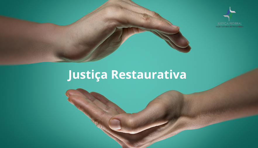 Imagem com duas mãos em sinal de proteção, formando uma concha. Ao centro lê-se Justiça Restaurativa