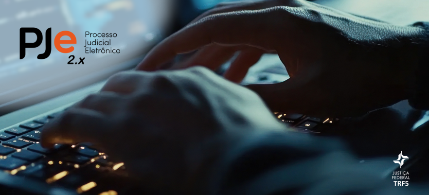mostra uma mão digitando um teclado de computador