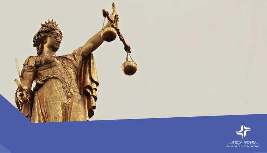 Imagem com fundo azul mostra a estátua da Justiça