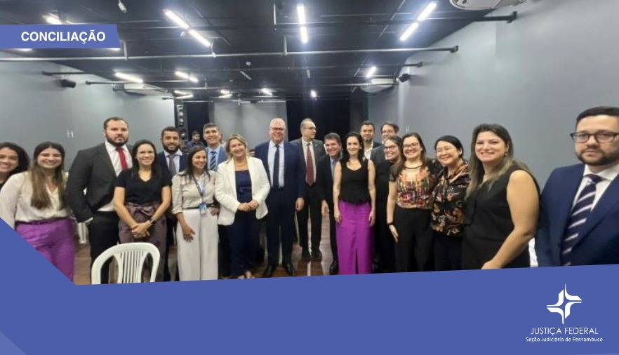 Foto com magistrados, advogadas e conciliadores durante mutirão 