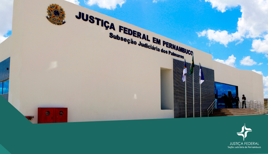 Mostra a fachada de um prédio