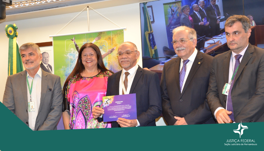 Imagem mostra pessoas em pé