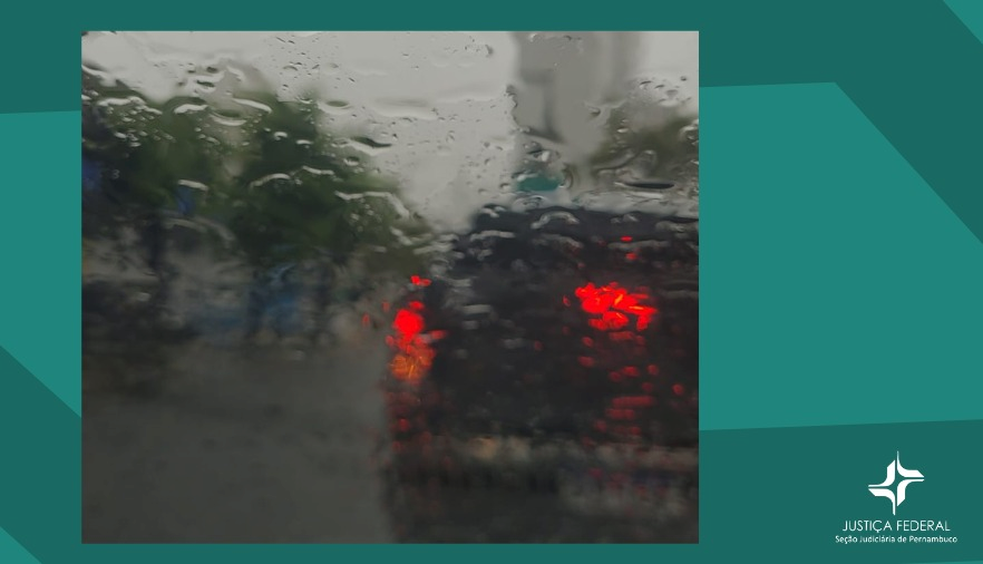 Foto através de vido mostra chuva em trânsito do Recife. 