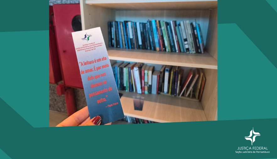 Mostra uma estante com livros