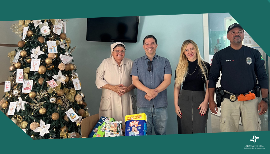 Foto da entrega das doações 