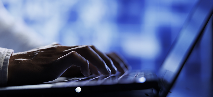 Imagem ilustrativa mãos de homem utilizando teclado de computador 
