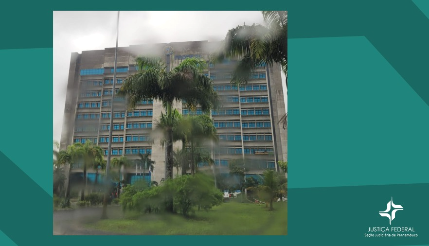 imagem mostra prédio sede da JFPE em dia de chuva